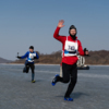 По льду бухты Новик на Русском острове пробежали более 1000 человек — newsvl.ru