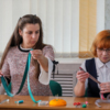 В полуфинале конкурса участники проводили мастер-класс по своему предмету. Например, по изготовлению броши из репсовой ленты — newsvl.ru