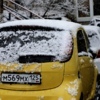 Яркими пятнами выделяются автомобили, припорошенные снегом — newsvl.ru