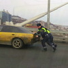 Два сотрудника ГИБДД помогли владивостокцу вытолкать заглохшую машину с Золотого моста