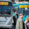 Водители автобусов курят прямо на остановке общественного транспорта — newsvl.ru