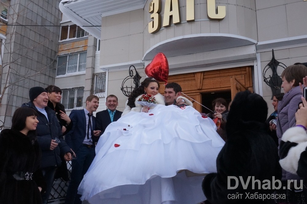 Загс на комсомольском. ЗАГС Комсомольск на Амуре. ЗАГС Комсомольск на Амуре фото. Комсомольск на Амуре ЗАГС на Дземгах свадьбы. ЗАГС Комсомольск на Амуре Центральный округ фото.