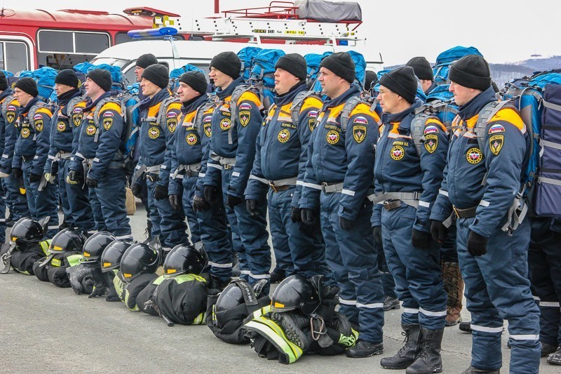 Психологическая подготовка спасателей. Спасатель мчс. Спасатель картина. Emercom мчс. Мчс.