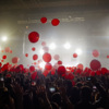 В завершение концерта на зал высыпались воздушные шарики — newsvl.ru