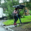 Несмотря на дождь, все спешат по своим делам — newsvl.ru