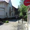 С обоих подъездов к зданию государственных людей проезжающие по придомовой территории машины встречают и провожают знаки «Проезд запрещен» и «Стоянка и остановка запрещена» — newsvl.ru