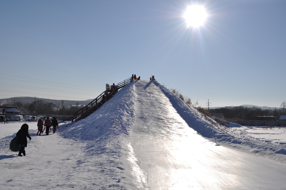 Барнаул ноябрьск. Горка в Затоне Барнаул. Ледяная горка. Большая горка на Алтае. Горки в Барнауле.