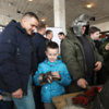 Взрослые любопытствовали не меньше ребятни, спрашивая о макетах винтовок и автоматов, оригинальном оружии и цене их копий — newsvl.ru