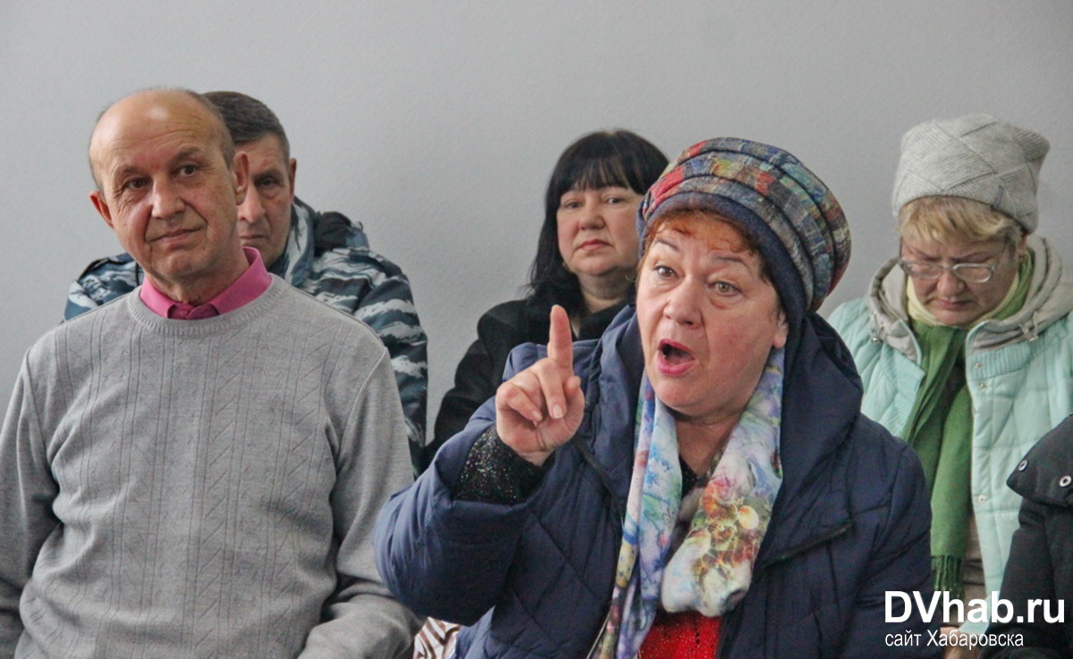 недовольные жители. недовольные жители. толпа протестующих людей. народ с вилами. бунт пенсионеров.