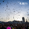Сотни жителей Владивостока запустили воздушные шары на центральной площади в память о погибших в Кемерово (ФОТО)