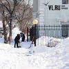 Зачем ждать: как жители Владивостока вышли на уборку своих дворов после снегопада (ФОТО; ОПРОС)