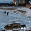 Двое подростков провалились под лед в центре Владивостока