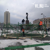 «Эта точно не упадет»: на центральной площади начали монтировать новую главную елку Владивостока (ФОТО; ОПРОС)