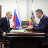 Владимир Путин передал губернатору Приморья зеленую папку с поручениями по итогам «Прямой линии»