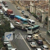 На Лазо столкнулись автовоз и автобус: пробка по Светланской в обоих направлениях (ФОТО)
