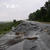 Рабочие расчищают дорогу Раздольное — Хасан от завалов и восстанавливают проезд к поселку Тихое