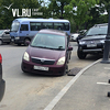 Автомобиль провалился колесом в открытую ливневку в центре Владивостока (ФОТО)