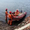 В бухте Лазурная спасатели сняли двух рыбаков с дрейфующей лодки