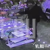 Во Владивостоке преступник с пистолетом за одну ночь ограбил два цветочных магазина (ВИДЕО)