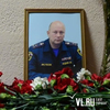 Владивостокцы принесли цветы в управление МЧС в память о погибшем начальнике главка Олеге Федюре (ФОТО)