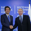Синдзо Абэ и Владимир Путин провели протокольную беседу на полях ВЭФ во Владивостоке