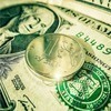 Небогатые россияне предпочитают рубль, а богатые — доллар