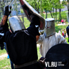 Любители средневековых сражений провели показательные бои на набережной в кампусе ДВФУ (ФОТО)