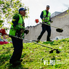 Газонокосильщики Владивостока вышли на борьбу с сорняками (ФОТО)