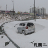 Брошенный на съезде с Золотого моста автомобиль за ночь замело снегом (ФОТО; ОБНОВЛЕНО)