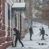 «Кто убирает снег в вашем дворе?»: Владивосток преодолевает последствия стихии (ФОТО)