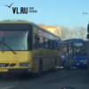 Столкновение автобусов на остановке стало причиной пробки на Первой Речке (ВИДЕО)