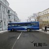 На улице Баневура автобус развернуло поперек проезжей части (ФОТО)
