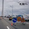 Дорожники заделывают ямы на Золотом мосту после прошедшего циклона (ФОТО)
