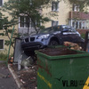На Эгершельде BMW вылетел с дороги и повис на мусорных баках (ФОТО)