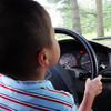 Жители Владивостока сообщили в полицию о ребенке за рулем авто на дороге