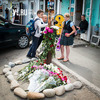 Жители Владивостока принесли цветы к месту убийства девушки в районе Тихой (ФОТО)