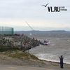 Во Владивостоке сильным ветром выбросило на берег яхту (ФОТО)