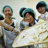 Иностранные студенты учились готовить русские пельмени во Владивостоке (ФОТО)