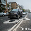 На Суханова и Уборевича дорожники подняли канализационные люки до уровня асфальта (ФОТО)