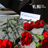 Владивостокцы принесли цветы на Корабельную набережную в знак скорби по погибшим морякам (ФОТО)