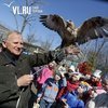 В Международный день птиц школьники Владивостока знакомятся с филином и вешают скворечники (ФОТО)