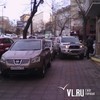 Во Владивостоке водители запарковали оживленный тротуар