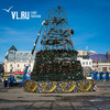 На центральной площади Владивостока убирают новогоднюю елку (ФОТО)