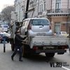 Эвакуатор на Алеутской забирает машины в присутствии владельцев (ФОТО)