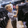 «Дилан» во Владивостоке подарил детям украинских беженцев школьную форму и одежду для детского сада (ФОТО)