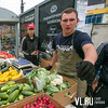 Несколько граждан развернули торговлю овощами посреди остановки «Семёновская» (ФОТО)