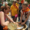 Школьники Владивостока создали коллективное панно и потренировались в гончарном деле на фестивале «День карандаша» (ФОТО)