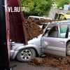 На Иртышской кузов самосвала упал на капот внедорожника — движение перекрыто (ФОТО)