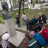 Школьники Владивостока возложили цветы к памятнику Герою Советского Союза Елизавете Чайкиной (ФОТО)