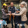 В торговых центрах Владивостока раздают георгиевские ленточки (ФОТО; АДРЕСА)